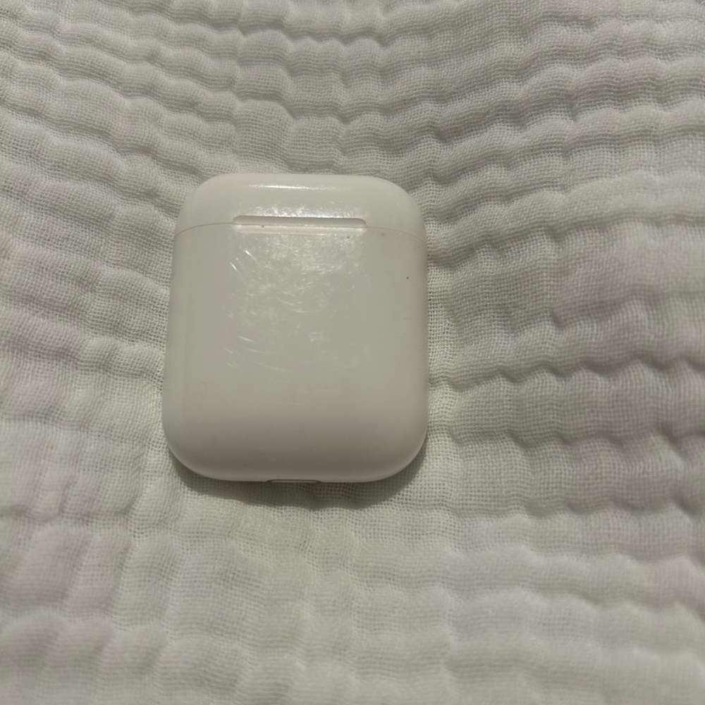 Apple AirPods Charging Case - White